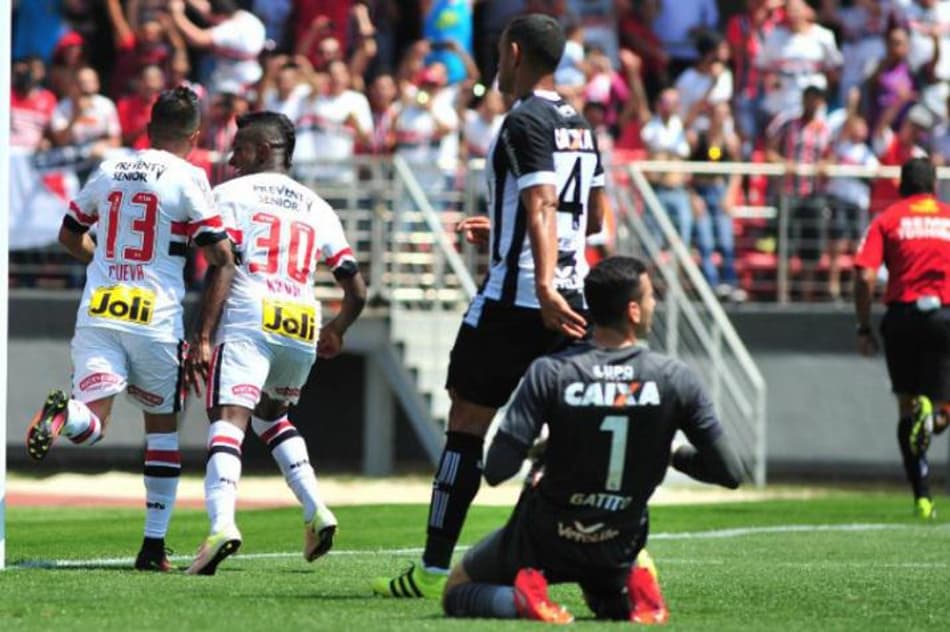 Trio de ataque brilha e São Paulo vence o Figueirense. Siga o pós-jogo