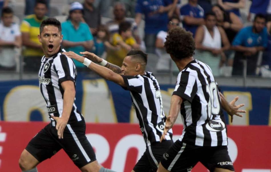 Fogão reforça boa fase, bate o Cruzeiro e fica a 5 pontos do G4. Siga pós-jogo!