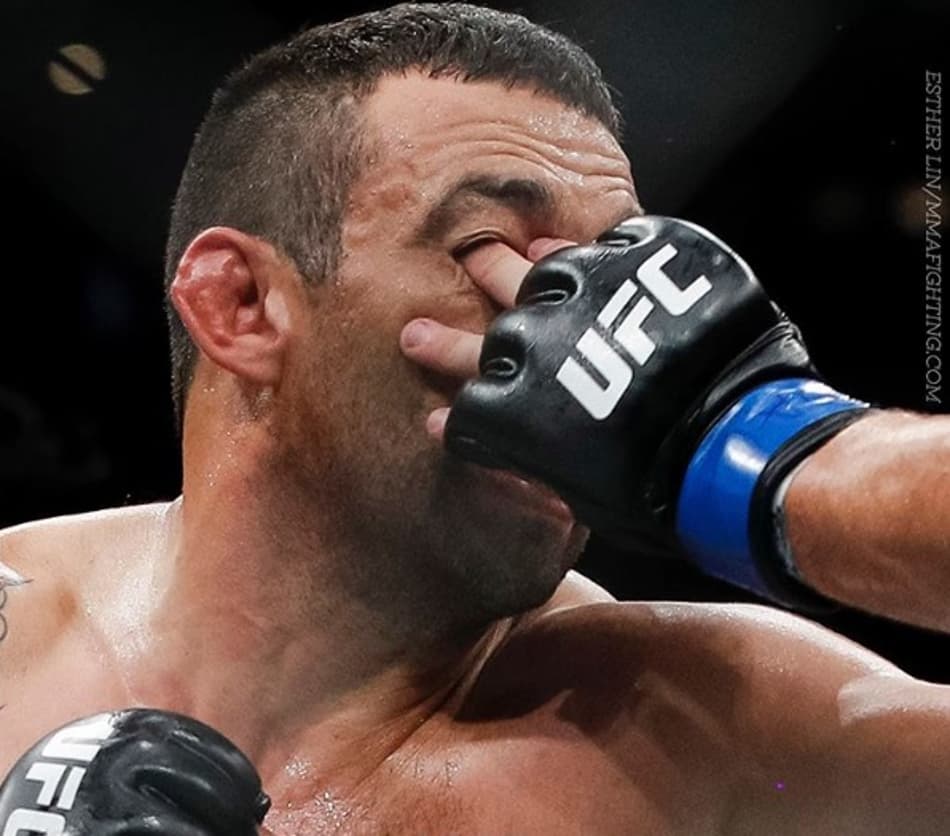 Fabricio Werdum é acertado no olho