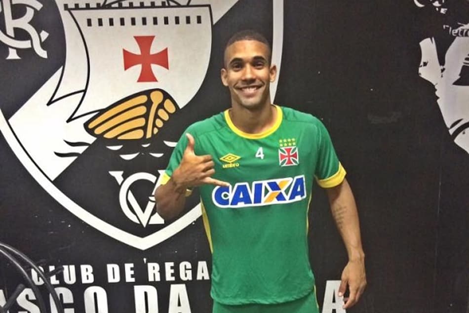 Vasco contrata jovem meia de 18 anos