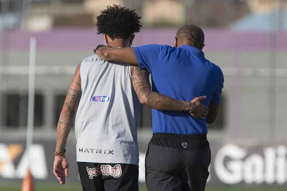 Sacado, Cristian ganha abraço de Cristóvão. Veja fotos do dia do Timão!
