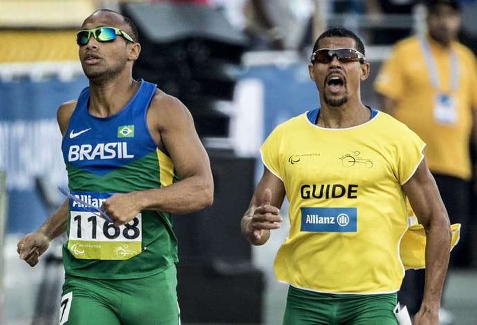 Brasil é ouro no revezamento 4×100 metros e prata no salto em distância. Siga a Paralímpiada
