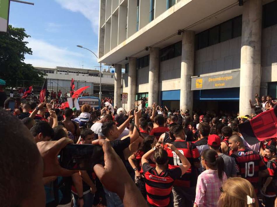 Confira algumas fotos da torcida no aeroporto