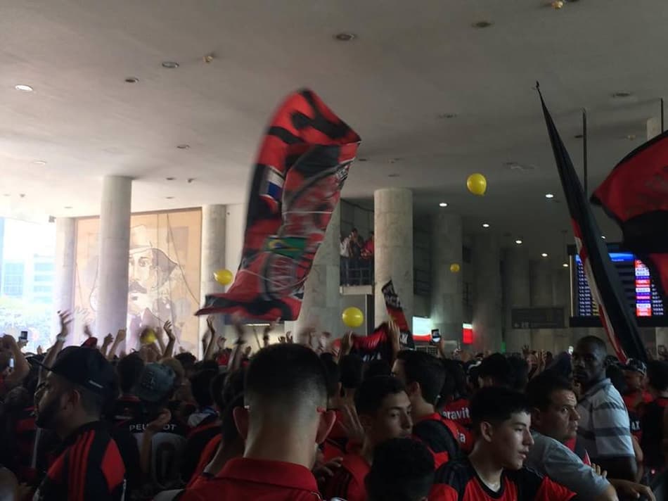 Virou maraca! Torcida lota aeroporto e faz festa no embarque do Fla para o duelo decisivo contra o Palmeiras