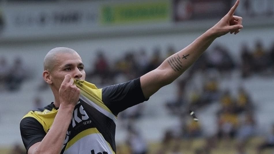 'Xerife' do Criciúma, zagueiro Raphael Silva se diz atento às estatísticas e confia no acesso