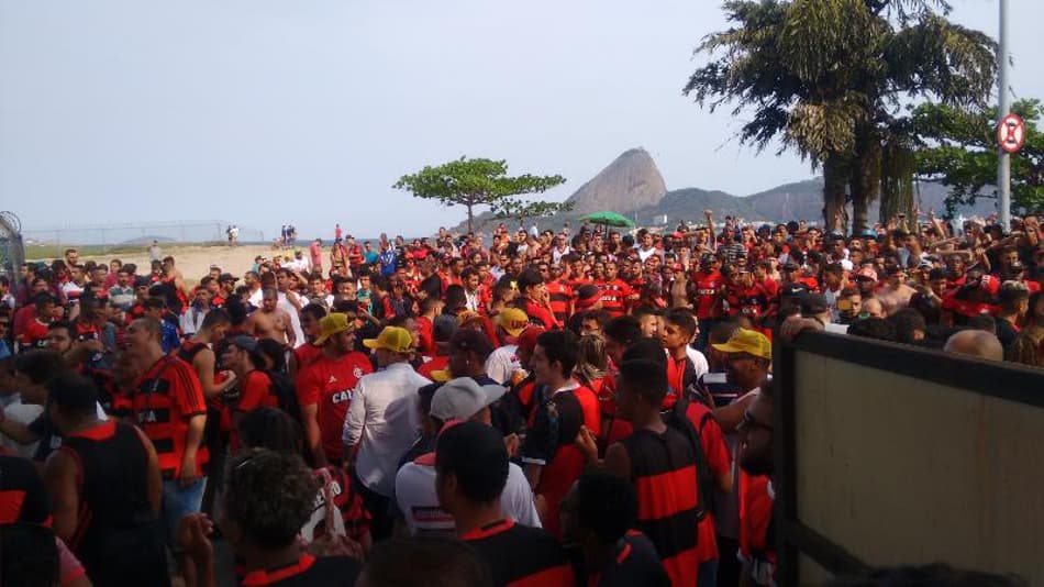 Centenas de torcedores recebem os jogadores do Fla após empate heroico. Siga em tempo real!