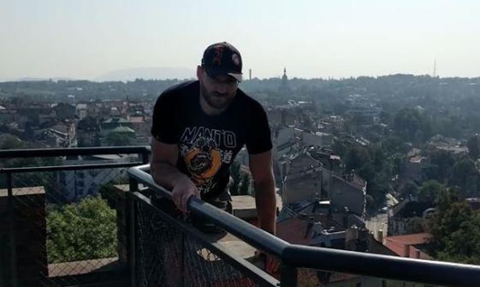 Atleta do UFC se arrisca com flexões em parapeito no alto de prédio; veja
