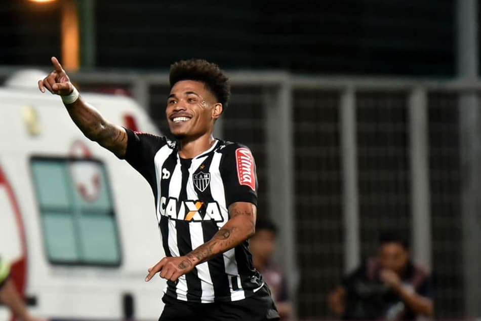 Atlético-MG supera Sport e segue na cola dos líderes do Brasileirão