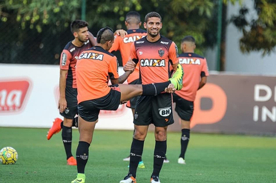 Zagueiro do Atlético-MG se coloca à disposição de Marcelo para a lateral