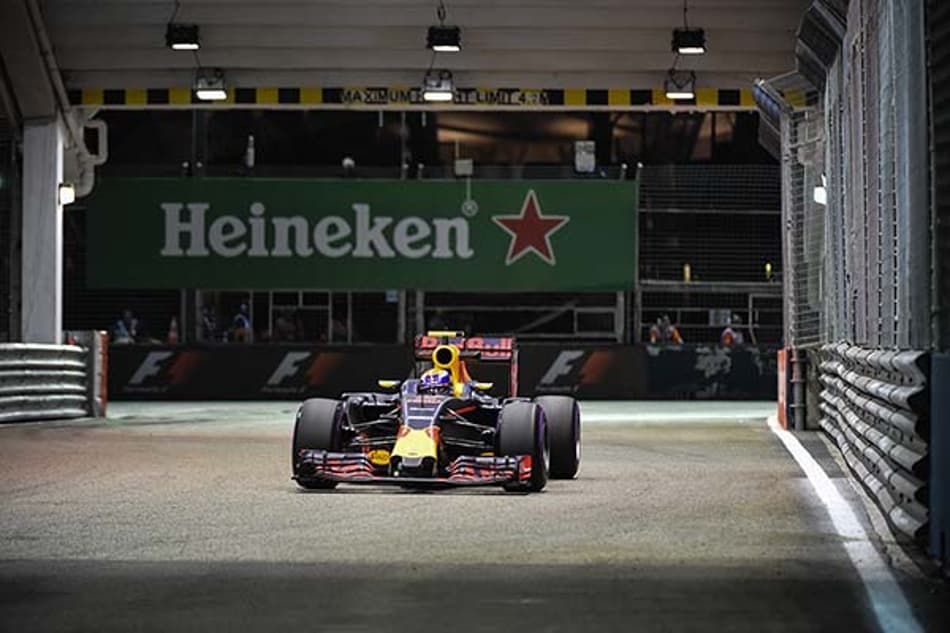 Max Verstappen diz estar ansioso por "batalha" junto a Mercedes e Ferrari