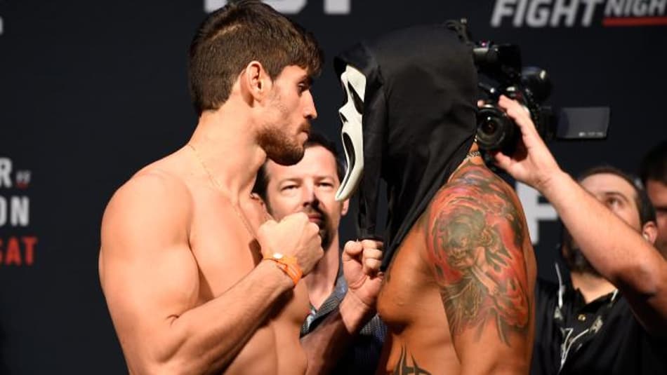 Com máscara do 'Pânico', brasileiro polemiza na pesagem do UFC; veja
