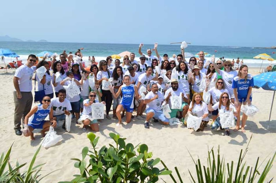 Atletas do Rexona-Sesc participam de mutirão de limpeza das praias