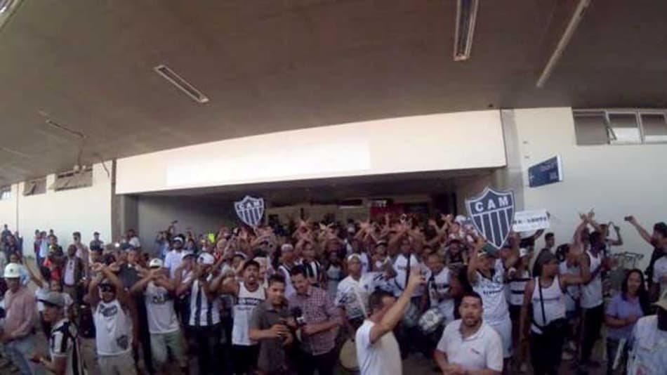 Torcida do Atlético-MG vai ao aeroporto recepcionar jogadores
