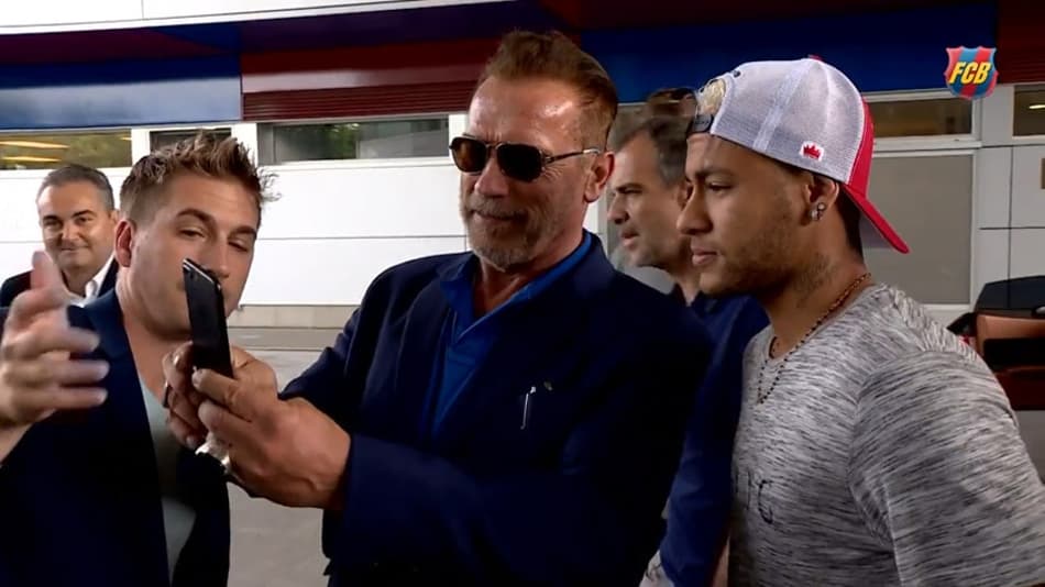 VÍDEO: Encontro de astros! Schwarzenegger visita o Barcelona e tira selfie com Neymar