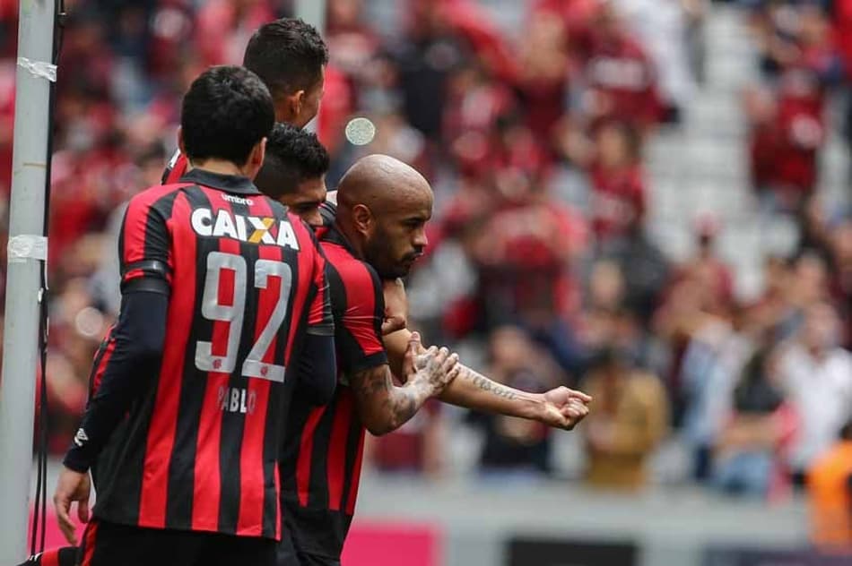 Na estreia de Lucho González, Thiago Heleno rouba a cena e Atlético-PR goleia a Ponte