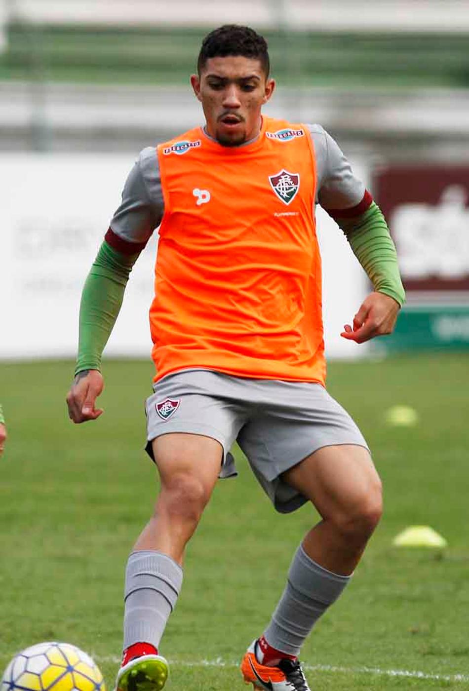 Douglas deixa o treino com dores e Levir faz testes no meio-campo do Flu