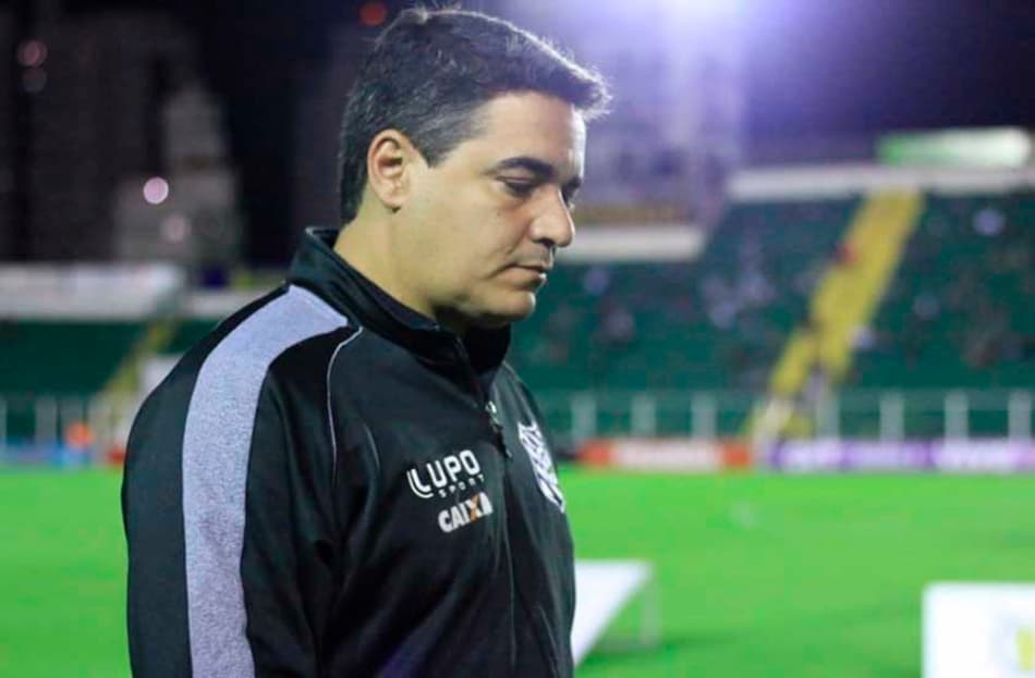 Figueirense anuncia a demissão de Tuca Guimarães