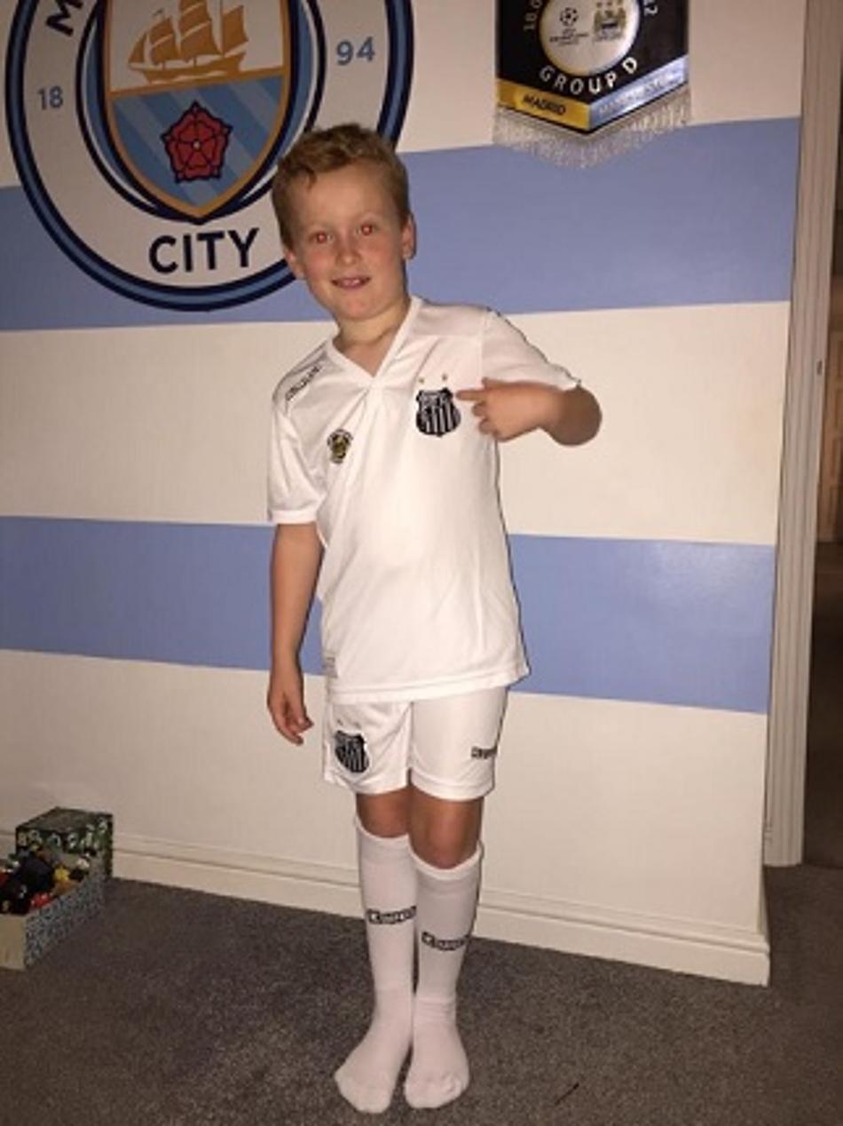 Loja do Santos presenteia torcedor mirim do Manchester City