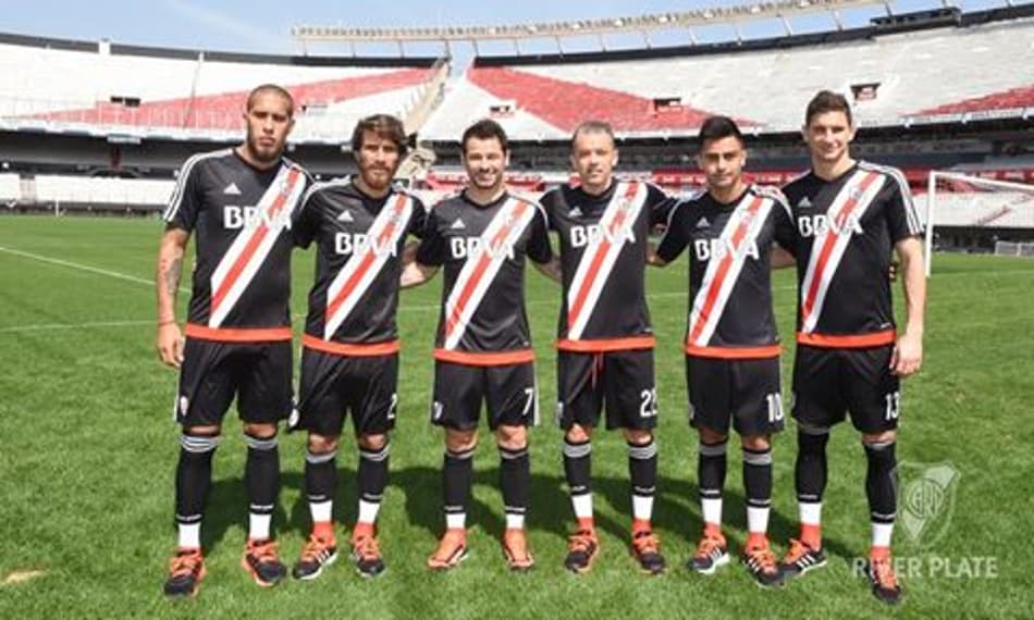 River Plate divulga novo uniforme na cor preta