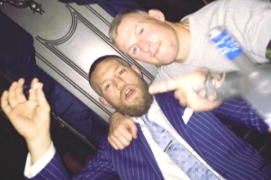 McGregor comemora 'sucesso' em coletiva do UFC com cigarro e vodka