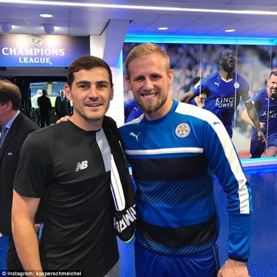 Goleiro do Leicester tieta Casillas após vitória sobre o Porto
