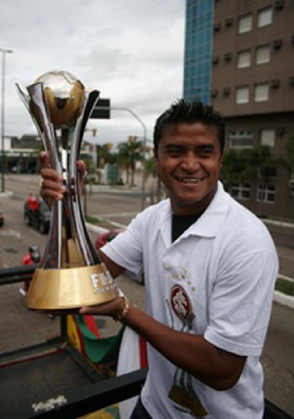 Adriano Gabiru - Com a taça do Mundial