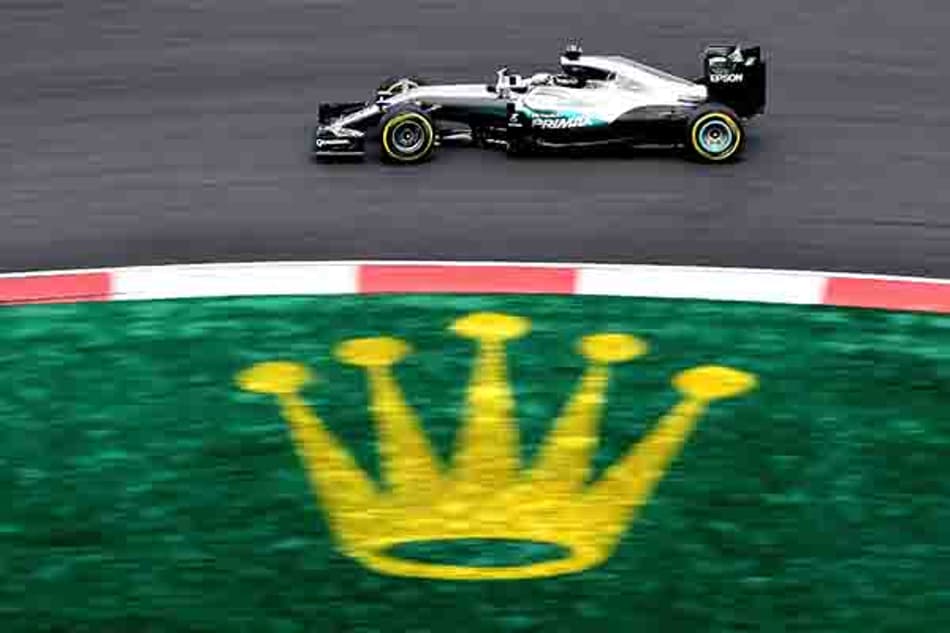 Hamilton reina, quebra recorde e larga na frente na Malásia