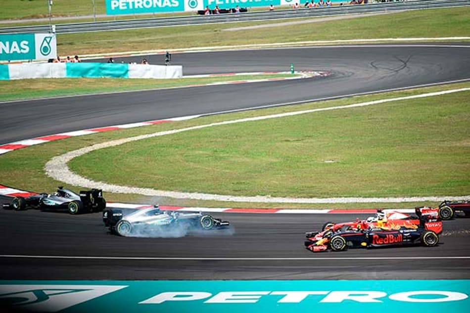Rosberg pensou que sua corrida havia terminado na primeira curva