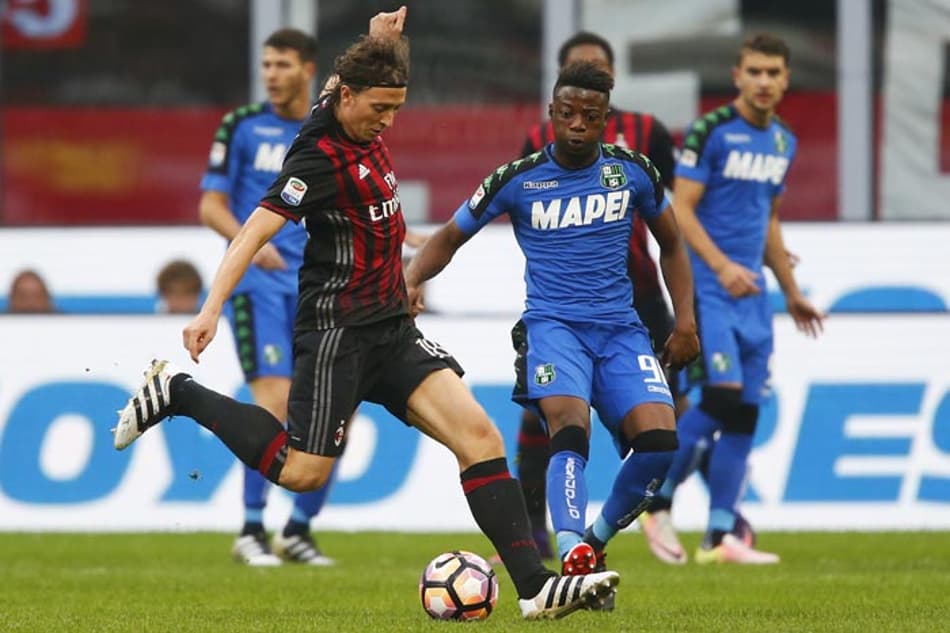 Em jogo de duas viradas, Milan bate o Sassuolo e encosta no G4