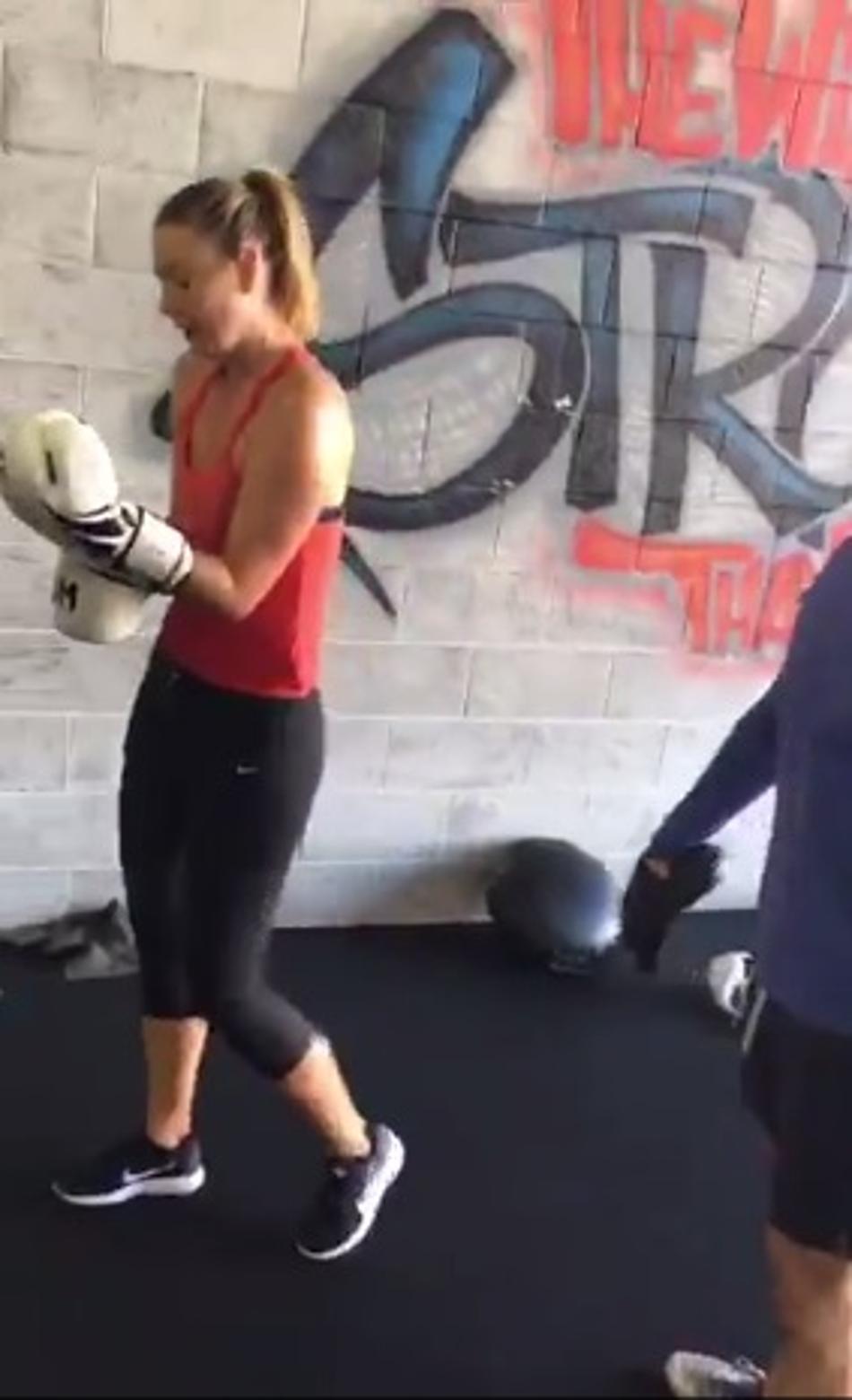 Para Henin, situação de Sharapova é intolerável