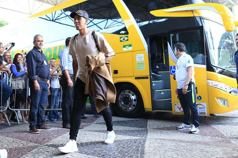 Tite faz mudanças e Fernandinho e Firmino treinam como titulares