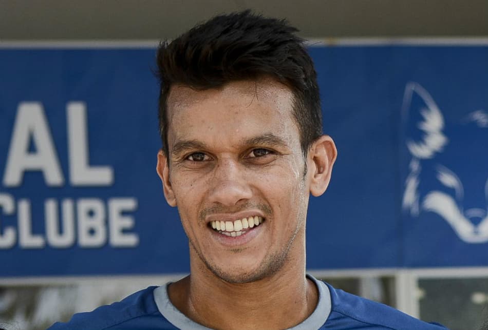 Herdeiro da braçadeira de Fábio, Henrique divide a faixa com colegas