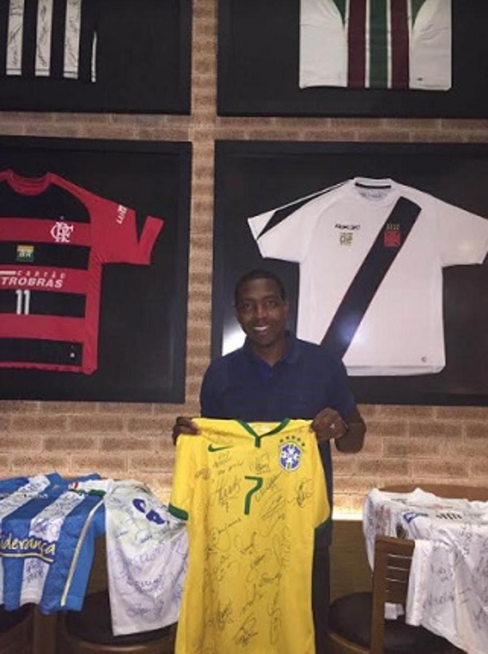 Renato Abreu amplia coleção de camisas de futebol em sua Pizzaria