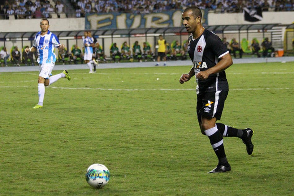 Julio Cesar recebe o terceiro amarelo e desfalca o Vasco contra o Londrina