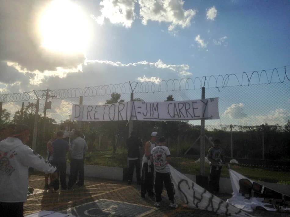 AO VIVO! Timão treina sob protestos da torcida após empate em casa