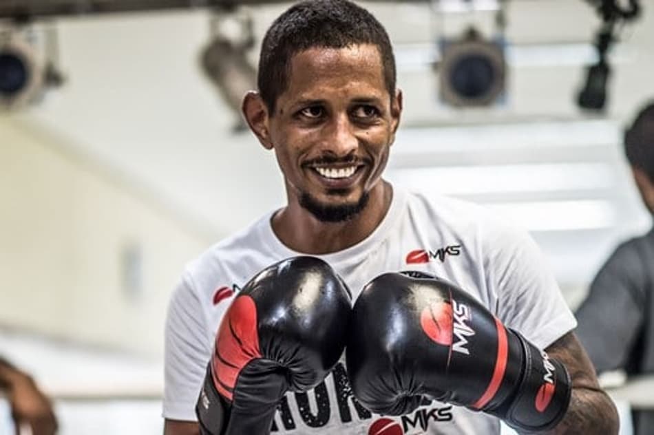 Johnny Eduardo pega Gamburyan de olho no top 10 dos galos do UFC