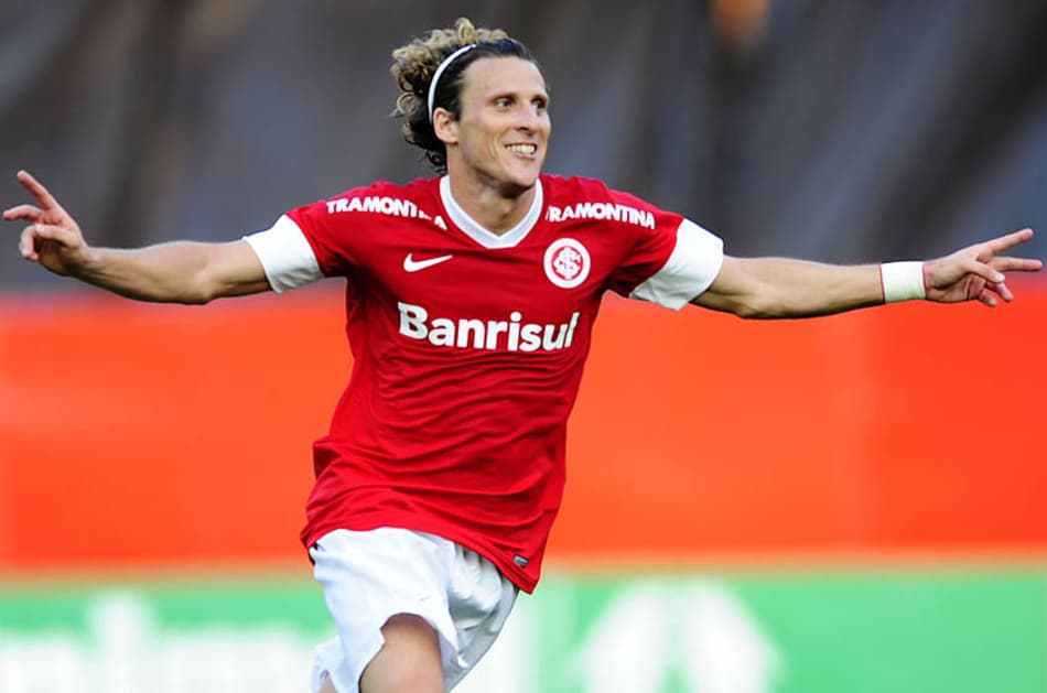 Ex-atacante, Diego Forlán termina os estudos para ser treinador