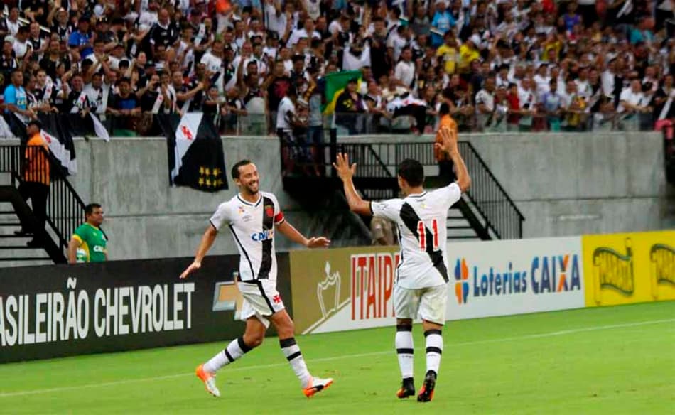 Vasco joga mal, mas vence com um gol contra e segue em 2º na Série B