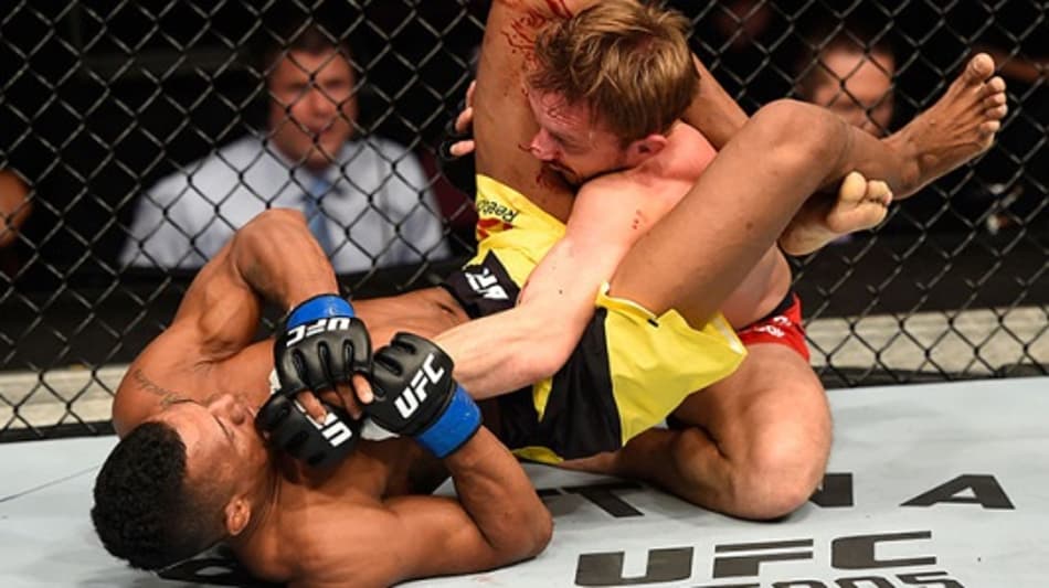 Iuri Marajó finalizou Brad Pickett com um triângulo a 1:59min do R1