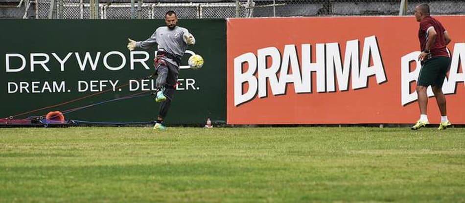 Em fase final de recuperação, Diego Cavalieri treina pesado e com bola