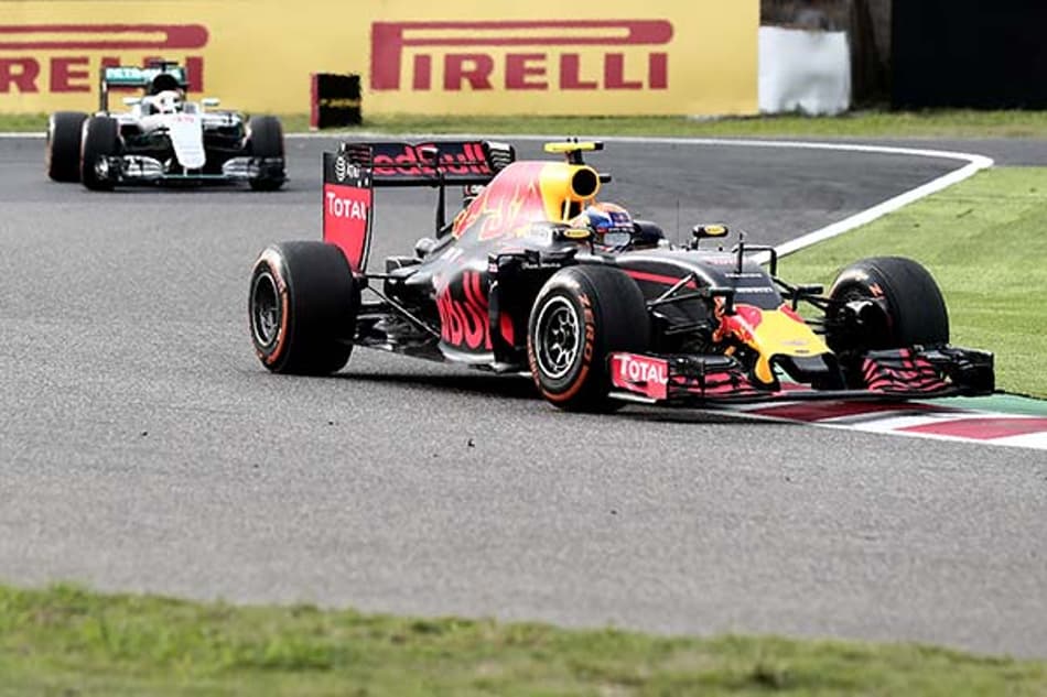 Mercedes protesta por punição a Verstappen, mas depois volta atrás