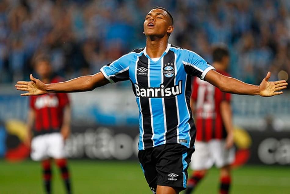 Em confronto por vaga na Libertadores, Grêmio vence Atlético-PR e cola no G6