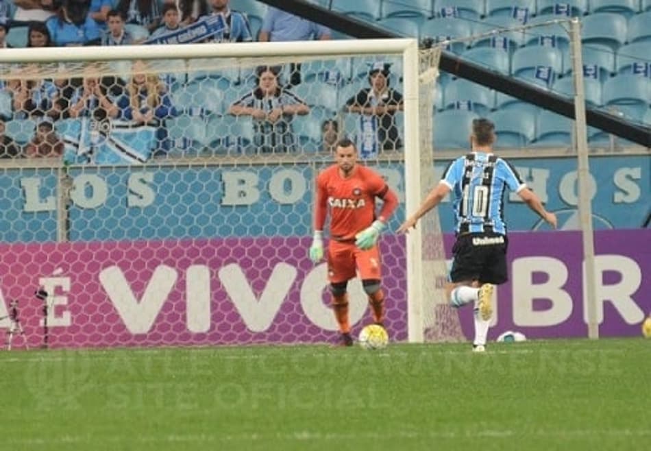 Após falha, Weverton diz “não ser super-herói” em derrota para o Grêmio