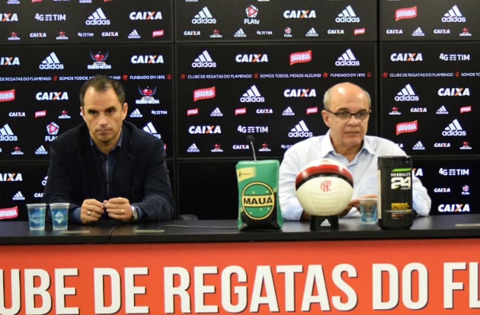 Bandeira aguarda argumentos para definir rumos do futebol do Flamengo