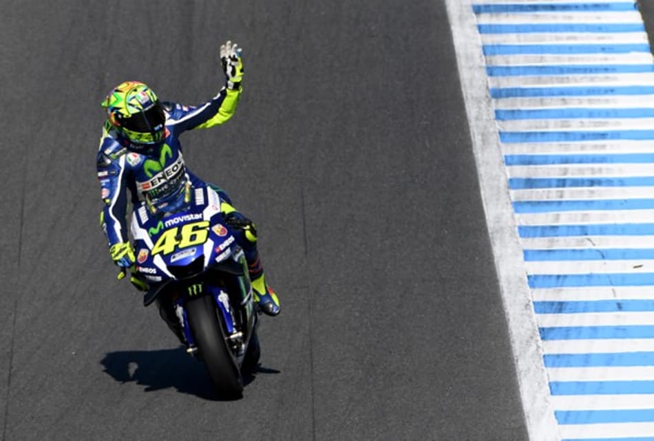 Valentino Rossi faz a pole em Motegi após erros de Márquez