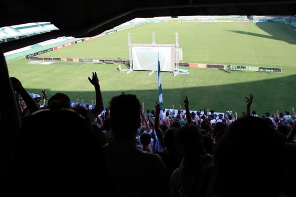 Público no Couto Pereira supera do clássico Atletiba na Vila Capanema