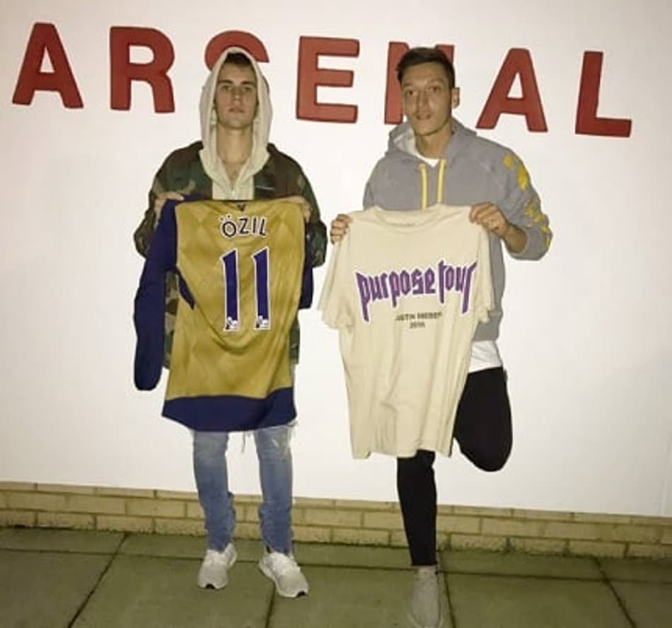 Justin Bieber visita Arsenal e troca camisa com o meia Özil