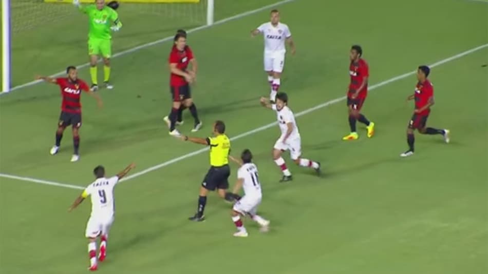Federação baiana notifica CBF por arbitragem em jogos de Vitória e Bahia