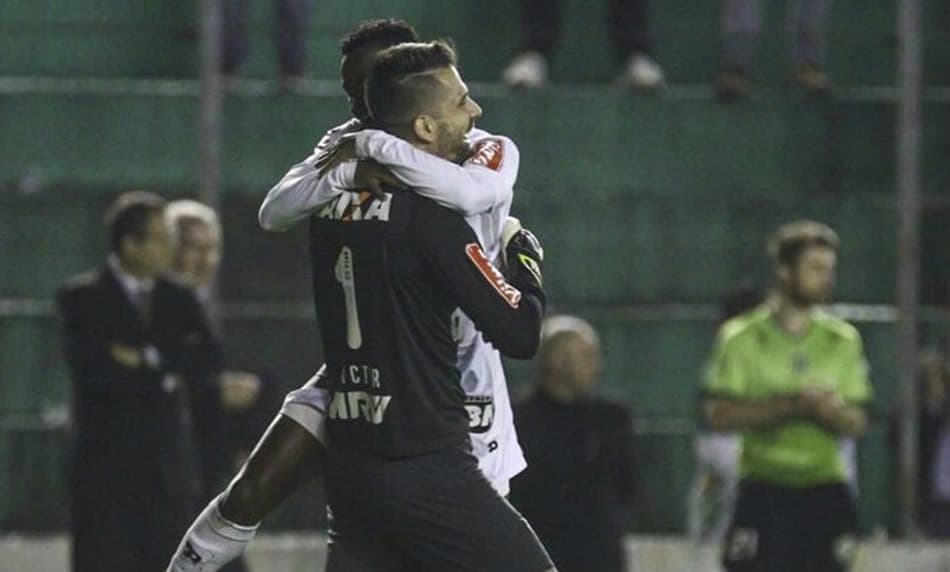 Herói em classificação, Victor exalta defesas e elogia Elias, do Juventude