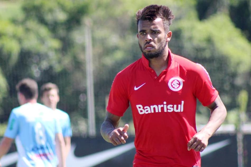 Alex Santana deve voltar a treinar entre os principais do Internacional